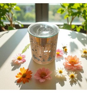  brûle-parfum en métal cuivré entouré de branches de sapin et de pommes de pin pour une déco naturelle