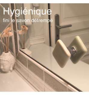  installation facile du porte-savon magnétique sur une faïence claire sans percer