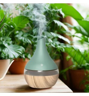  diffuseur d'huiles essentielles en bois clair dans un intérieur zen