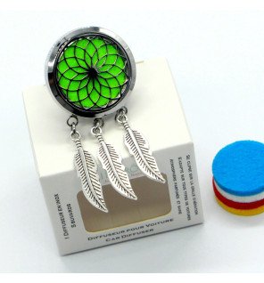  clip diffuseur attrape rêve en métal argenté installé dans l’habitacle d’une voiture