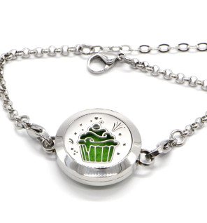  gros plan sur le bijou en métal argenté avec motif cup cake