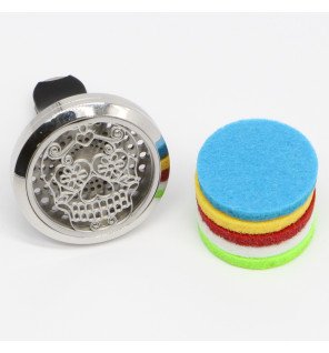  diffuseur d’huiles essentielles calavera installé dans l’habitacle d’une voiture moderne