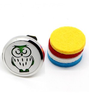 diffuseur pour voiture chouette zen'arôme posé sur une grille d’aération