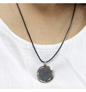  femme portant le collier diffuseur aum bijoux dans une ambiance relaxante