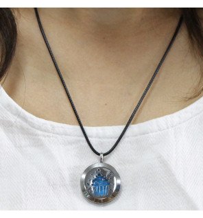  gros plan sur la texture brillante et la finition soignée du collier diffuseur