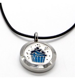  ambiance zen avec le collier diffuseur cup cake posé à côté d'un flacon d'huile essentielle