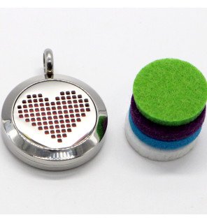  bijou aromathérapie cœur pixel présenté avec une fiole d'huile essentielle à côté