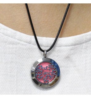  vue rapprochée du fermoir solide du collier diffuseur pour huiles essentielles