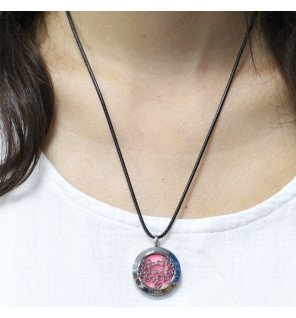  présentation du collier avec un coussin d’aromathérapie coloré inséré à l’intérieur