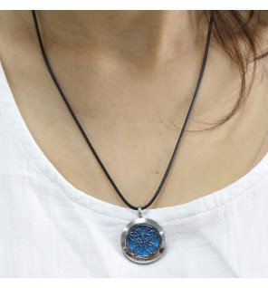  collier aromathérapie porté sur un pull clair pour illustrer son élégance au quotidien