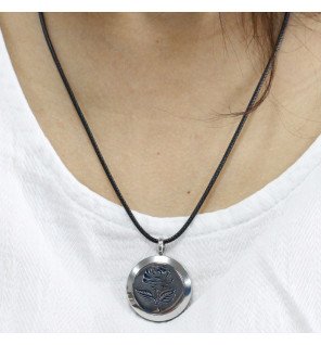  collier diffuseur soli rose mis en situation avec flacon d’huiles essentielles pour illustrer l’usage bien-être