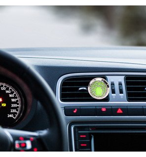  main insérant une pastille parfumée dans le diffuseur pour voiture couronne