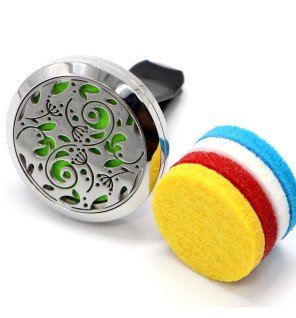  élégant diffuseur en métal accroché à une grille d’aération de voiture