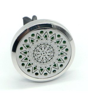  gros plan sur le clip du diffuseur pour voiture yoga montrant sa finition soignée