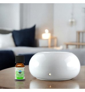  diffuseur blanc diffusant une douce lumière d’ambiance sur une table de chevet