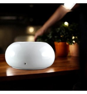  diffuseur d’huiles essentielles blanc intégré dans une décoration scandinave