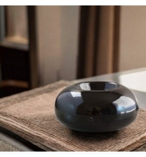  diffuseur d’huiles essentielles noir dans une salle de bain pour une ambiance spa