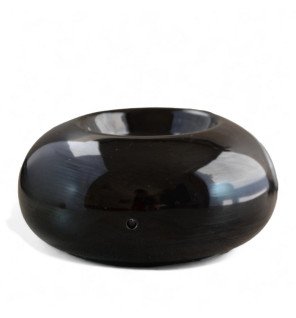  diffuseur d’huiles essentielles noir avec flacon d’huile posé à côté