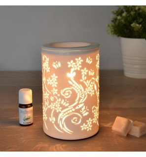  diffuseur de cire parfumée en céramique blanche avec bougie chauffe-plat allumée