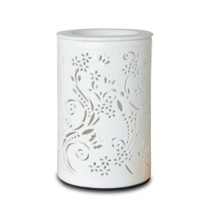  diffuseur posé sur une table basse avec une tasse de thé et un plaid pour un moment détente