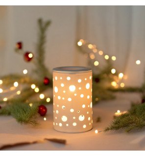  diffuseur d'huiles essentielles avec huiles posées à côté pour une ambiance bien-être