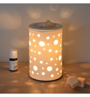  diffuseur d'huiles essentielles élégant intégré à une décoration intérieure moderne