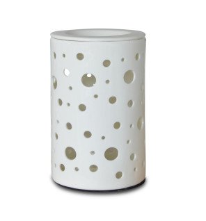  diffuseur d'huiles essentielles en céramique blanche utilisé lors d’un moment de détente à la maison