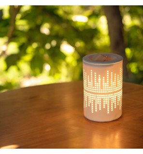  mise en scène du diffuseur avec des accessoires de bien-être et bougies