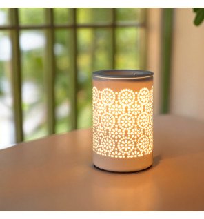  diffuseur en fonctionnement diffusant une brume légère d’huiles essentielles dans une chambre