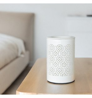  diffuseur électrique utilisé lors d’une séance de méditation pour une diffusion douce des senteurs