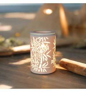  diffuseur d’huiles essentielles avec une coupelle remplie d’eau et quelques gouttes d’huile