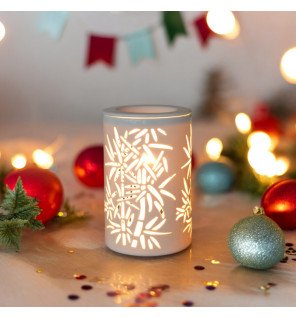  diffuseur posé sur une étagère en bois dans un intérieur moderne et chaleureux