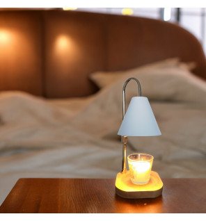  ambiance relaxante créée par le diffuseur de bougies parfumées posé près d’un canapé