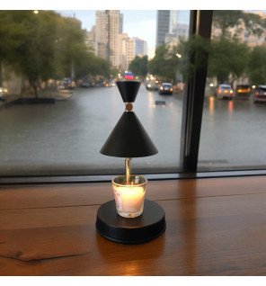  détail du socle en métal du diffuseur candelino et de son design contemporain