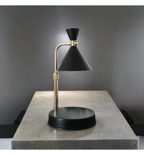  lampe diffuseur de bougie parfumée sur une étagère avec décoration minimaliste