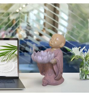  bougeoir décoratif représentant un bouddha debout diffusant une lumière apaisante dans un intérieur moderne