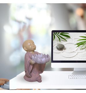  détail du visage serein du bouddha sur la statue bougeoir avec ambiance tamisée