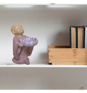  ambiance relaxante créée par la lumière douce émise par la bougie dans le bougeoir bouddha