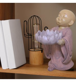  détail du socle travaillé de la statue bougeoir avec motifs inspirés de l’art asiatique