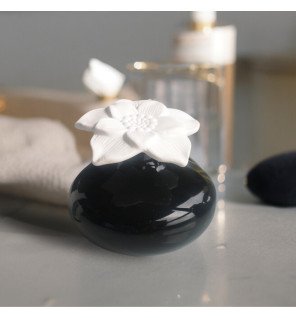  gros plan sur le diffuseur narcisse noir révélant la texture mate de la céramique