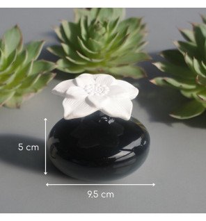  détail du diffuseur montrant les tiges absorbantes et le design élégant