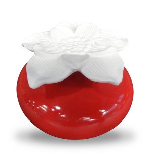  diffuseur d’huiles essentielles posé sur une commode en bois clair avec lumière douce en arrière-plan