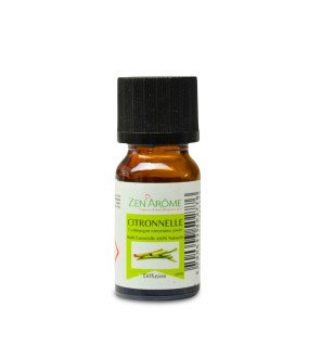  flacon de 10 ml d'huile essentielle sur un plateau en bambou avec accessoires bien-être