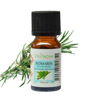  main versant quelques gouttes d’huile essentielle de romarin dans un diffuseur