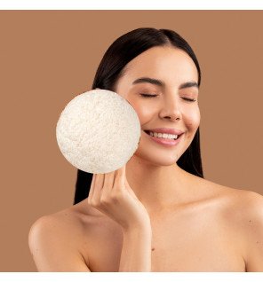  éponge konjac nature en main illustrant sa souplesse et sa douceur pour la peau