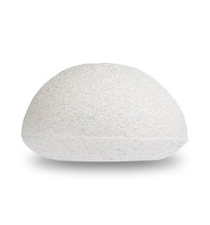  éponge konjac nature posée sur un plateau en bois entourée de produits de soin naturels