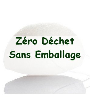  ambiance zen avec l’éponge konjac et des accessoires de soin visage sur un plateau en bois