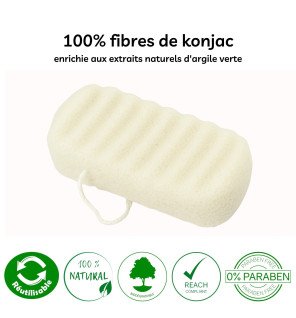  éponge konjac humide tenue en main prête à être utilisée pour le soin quotidien du corps