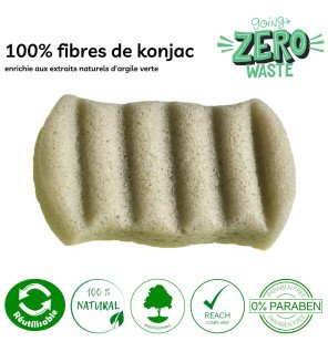  éponge konjac verte humide tenue en main pour illustrer sa texture douce et souple