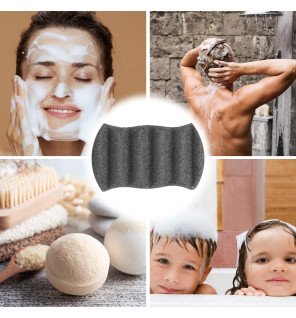  main féminine utilisant l’éponge konjac au charbon sur une peau humide sous la douche